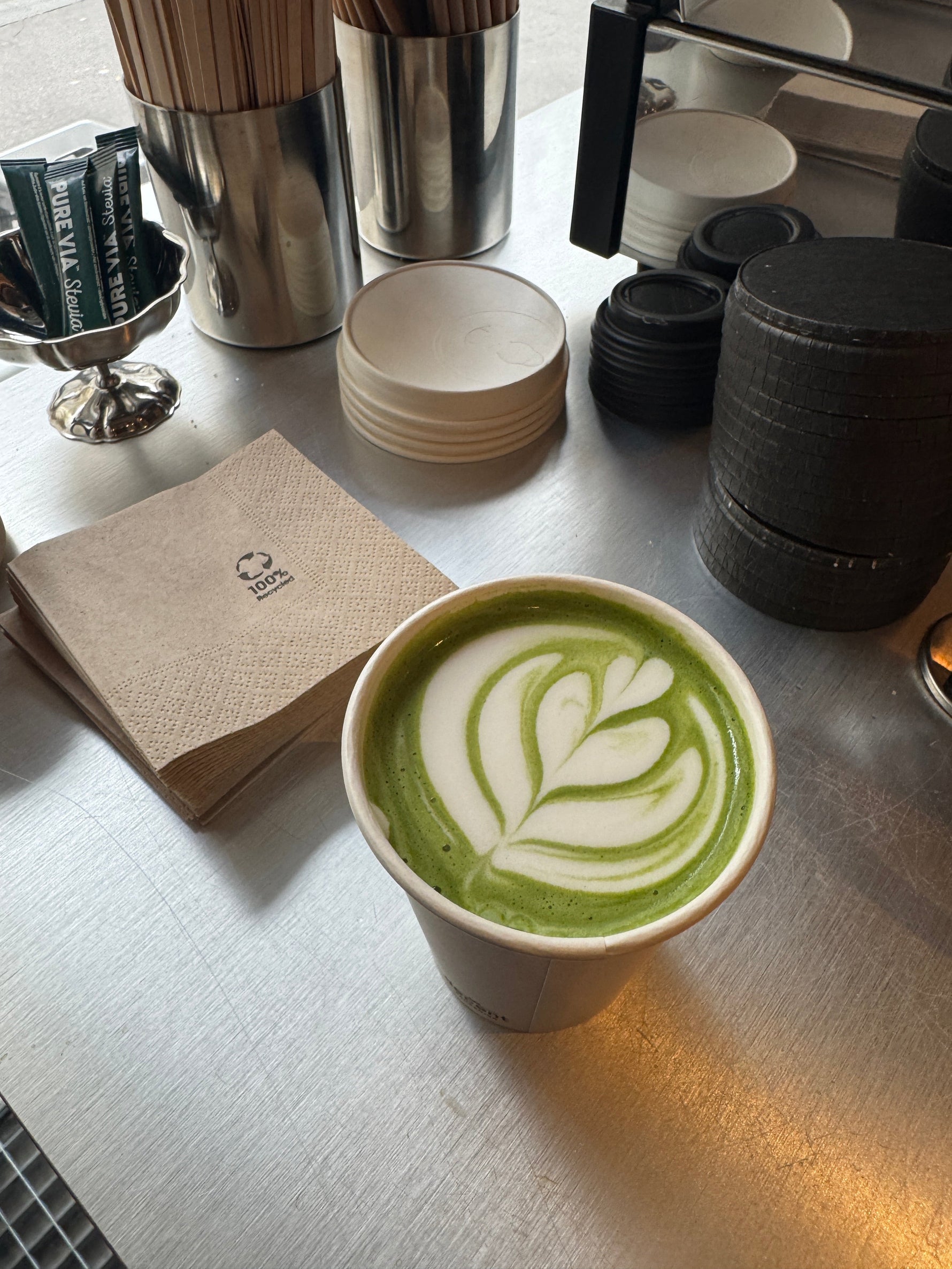 Témoignages et études de cas : des professionnels qui ont intégré le matcha TSUKI